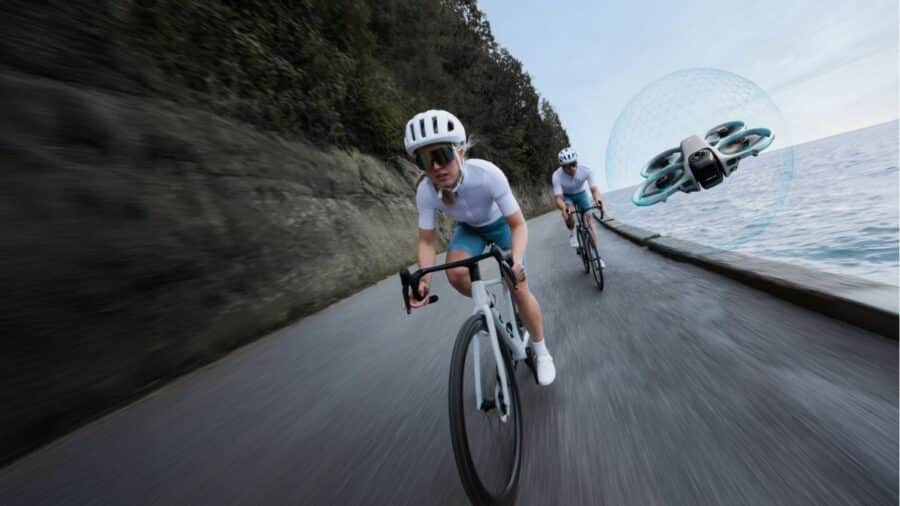 DJI Avata 360 con sfera di rilevamento attiva che segue due ciclisti su una strada costiera in modalità ActiveTrack 360°