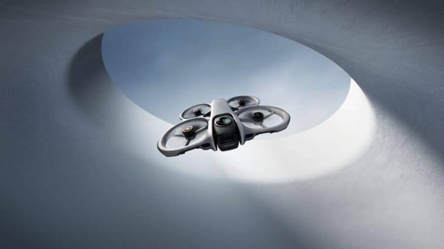 DJI Avata 360 ripreso dal basso mentre vola attraverso un'apertura circolare con luce naturale