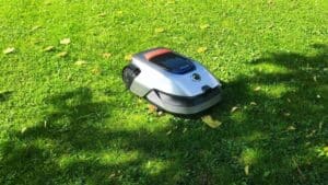 Dreame Roboticmower A2 3000 sul prato in uso autonomo, vista dall'alto con sensore LiDAR visibile