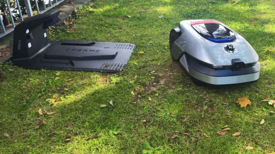 Dreame Roboticmower A2 3000 affiancato alla stazione di ricarica posizionata sul prato