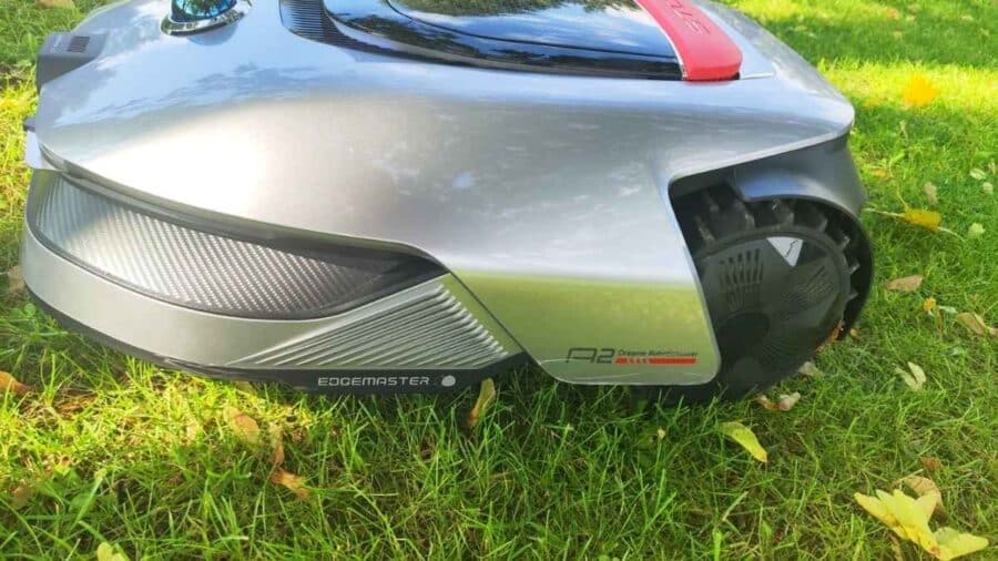 Dettaglio laterale Dreame Roboticmower A2 con scritta EdgeMaster e ruota in primo piano