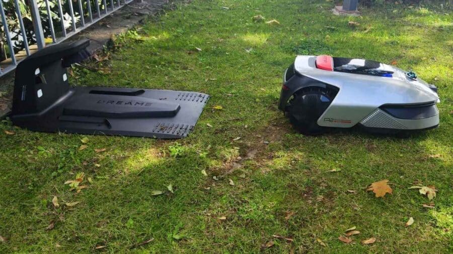 Dreame Roboticmower A2 3000 e stazione di ricarica Dreame sul prato, vista laterale