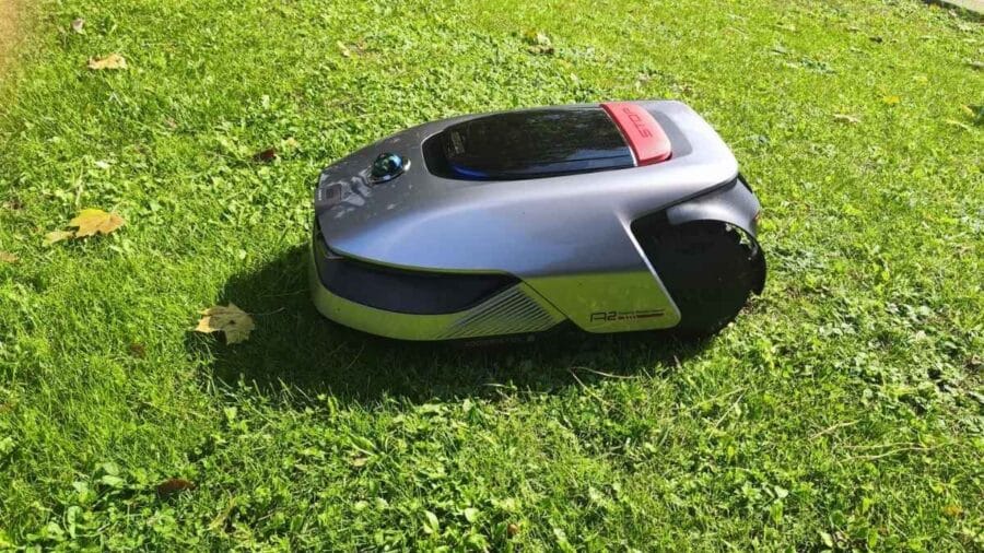 Dreame Roboticmower A2 3000 su prato verde in luce laterale, con telecamera frontale e sensore LiDAR visibili