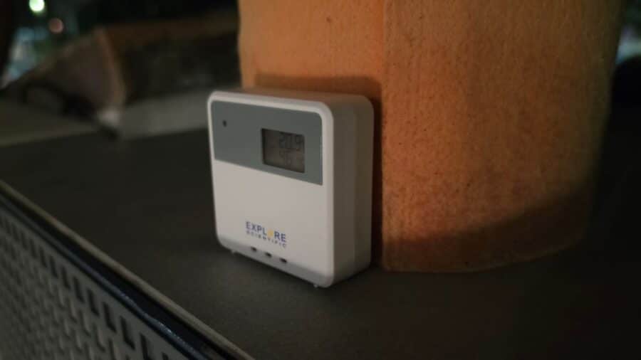 Il sensore esterno di Explore Scientific WSC4009  appoggiato ad un vaso