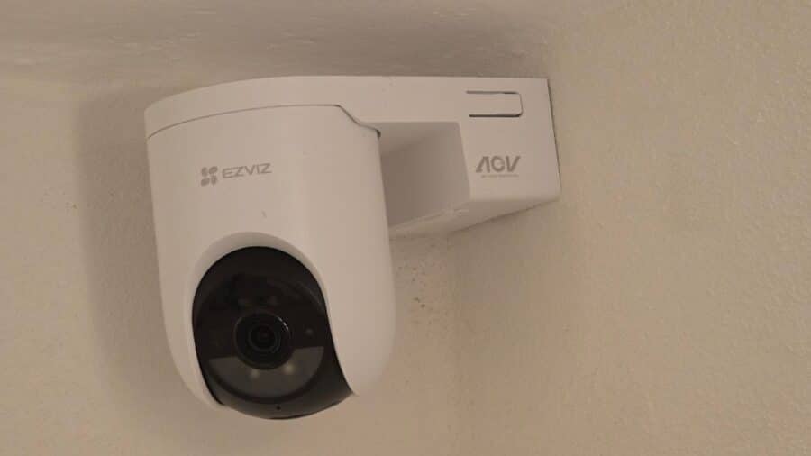 EZVIZ HB8 Lite 4G montata a parete con la testa ruotata lateralmente, staffa AOV visibile