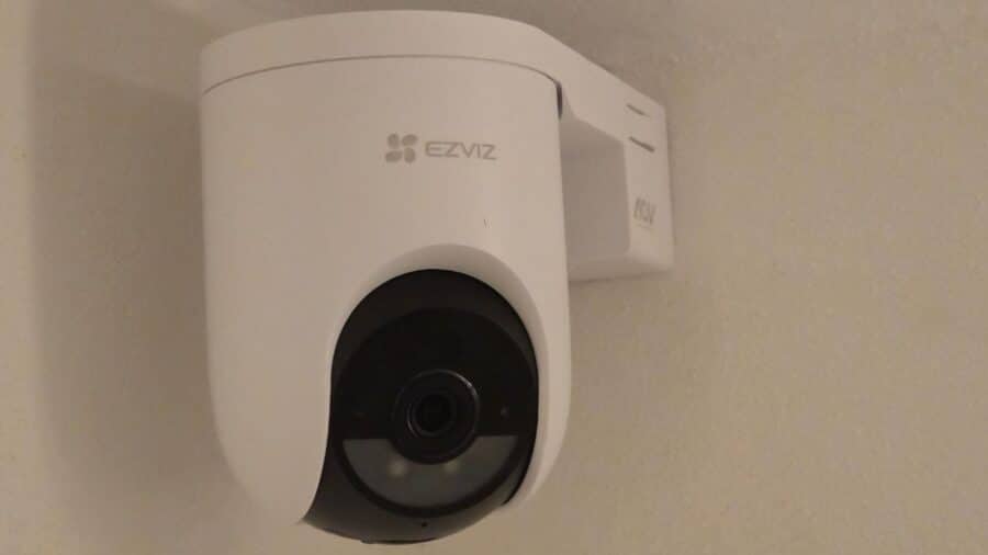EZVIZ HB8 Lite 4G con testa ruotata verso sinistra, installazione a parete interna