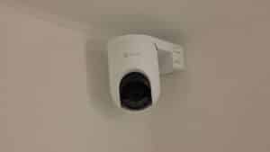 EZVIZ HB8 Lite 4G installata in angolo parete-soffitto, vista completa con staffa di montaggio