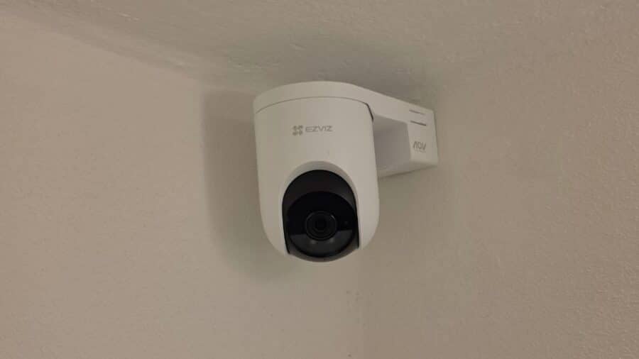 EZVIZ HB8 Lite 4G installata in angolo parete-soffitto, vista completa con staffa di montaggio