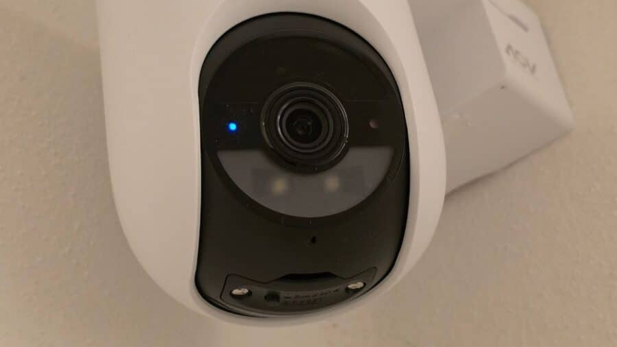 Dettaglio obiettivo EZVIZ HB8 Lite 4G con LED blu acceso e slot SIM/microSD visibili nella parte inferiore