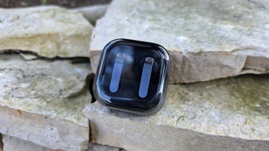 Vista dall'alto della custodia Samsung Galaxy Buds 4 Pro con coperchio trasparente e auricolari visibili