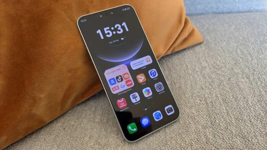 HUAWEI Mate 80 Pro posato di lato con schermo acceso su EMUI 15 e scocca oro