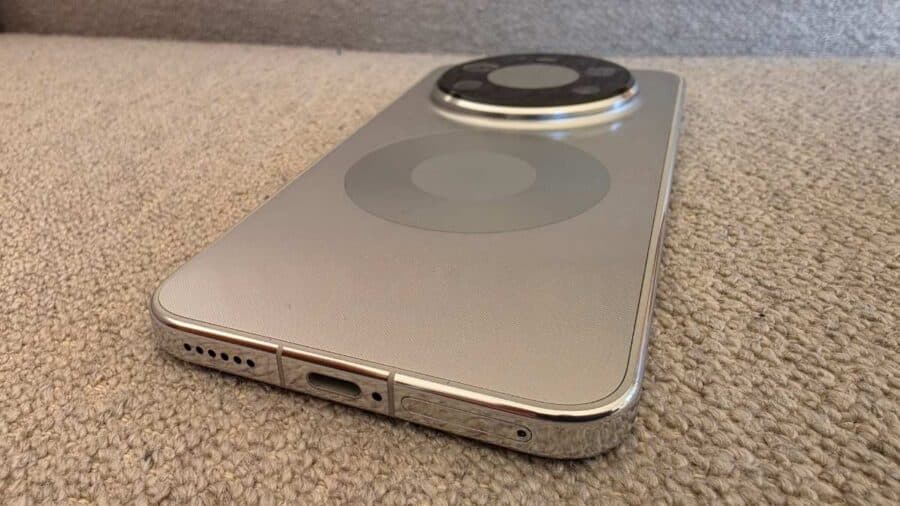 HUAWEI Mate 80 Pro visto dal retro con modulo fotocamera Dual Ring XMAGE