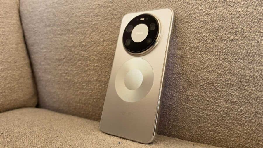 HUAWEI Mate 80 Pro schermo acceso con interfaccia EMUI 15 e app cinesi in primo piano