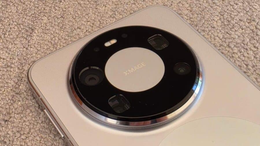 HUAWEI Mate 80 Pro posato su superficie con retro oro e modulo fotocamera in evidenza