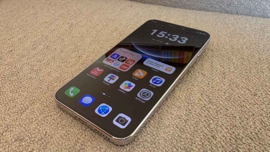 HUAWEI Mate 80 Pro colorazione oro con scocca in fibra di brocato e frame in metallo