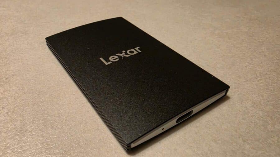 Lexar SL500 appoggiato su un tavolo
