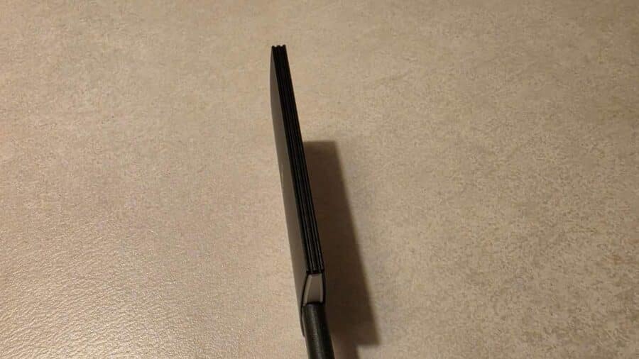 Lexar SL500 visto di profilo su un tavolo