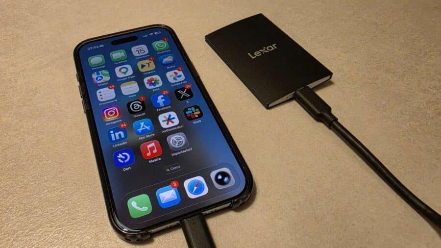 Lexar SL500 accanto ad un iPhone Air