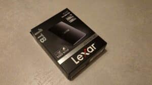 La scatola di Lexar SL500 appoggiata su un tavolo