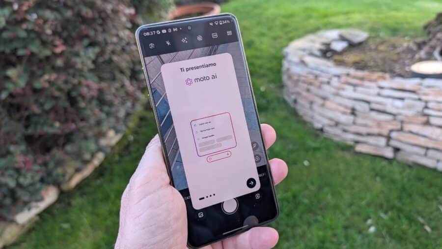Motorola Signature tenuto in mano all'aperto con schermata di presentazione Moto AI sul display