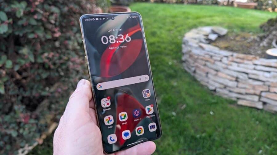 Motorola Signature con schermata home Android 16 e icone Google e Moto AI visibili