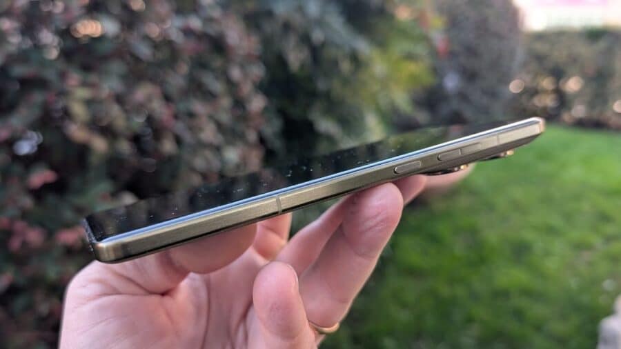 Profilo laterale sottile del Motorola Signature in colorazione Martini Olive con tasti volume visibili