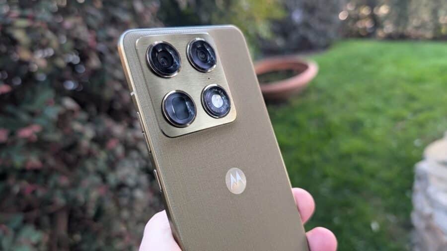 Dettaglio del modulo fotocamera quadruplo del Motorola Signature con sensori Sony LYTIA in colorazione Martini Olive