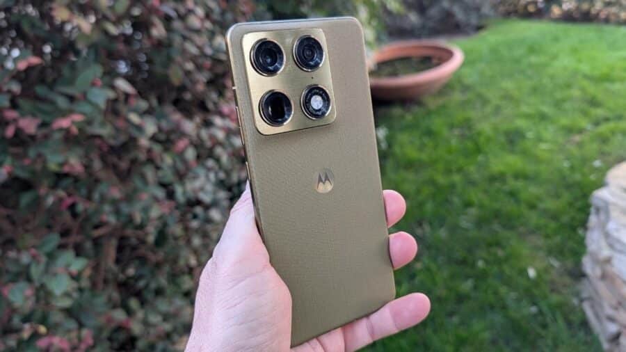 Retro del Motorola Signature colorazione Martini Olive con modulo fotocamera quadruplo e logo Motorola