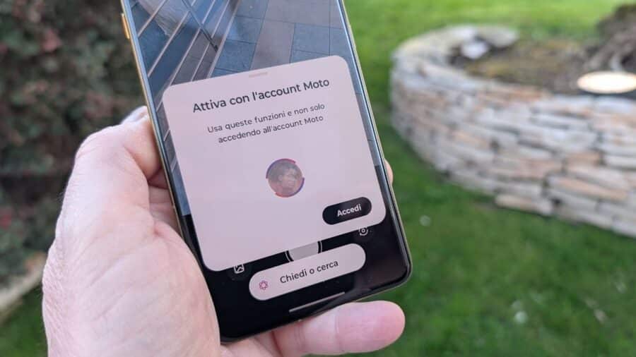 Popup Moto AI su Motorola Signature con richiesta di accesso account Moto e barra di ricerca