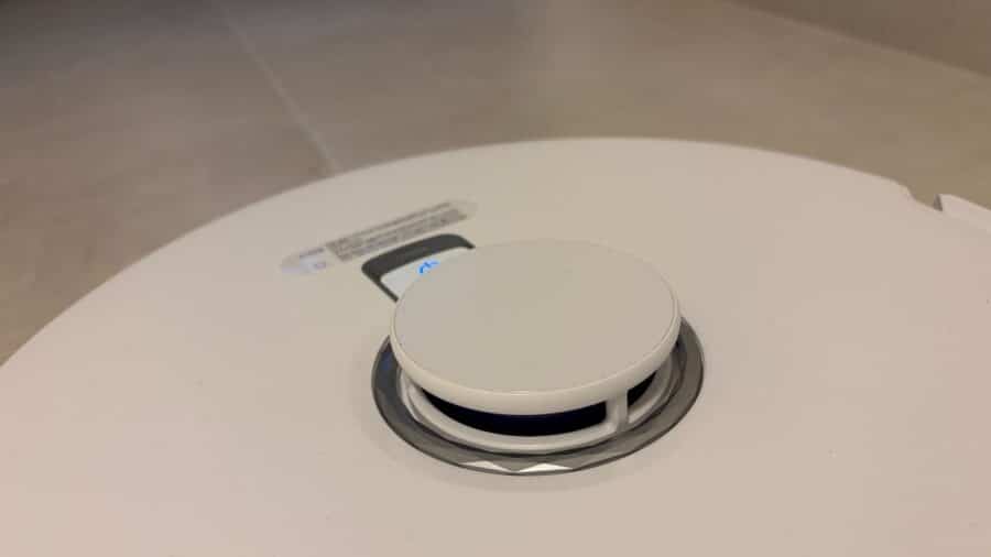 Dettaglio della torretta LiDAR del Narwal Freo Z10 Pro, sensore rotante bianco su corpo del robot