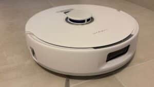 Vista dall'alto del Narwal Freo Z10 Pro con torretta LiDAR centrale, robot adiacente a parete bianca