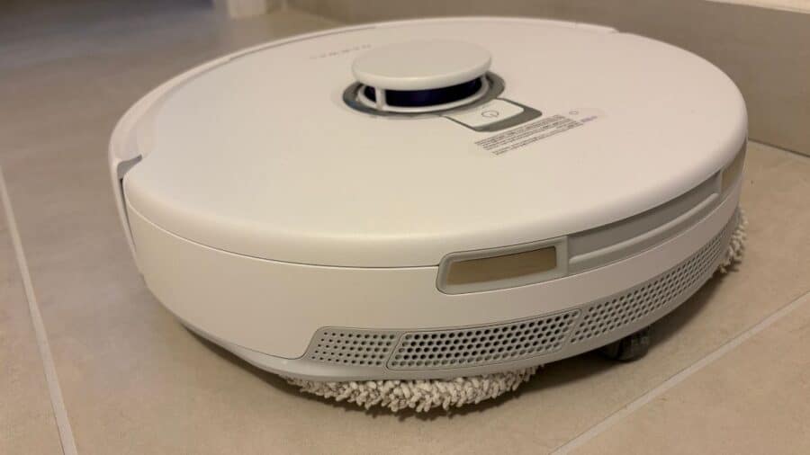 Profilo laterale del Narwal Freo Z10 Pro con mocio Reuleaux bianco a contatto con il pavimento durante il lavaggio