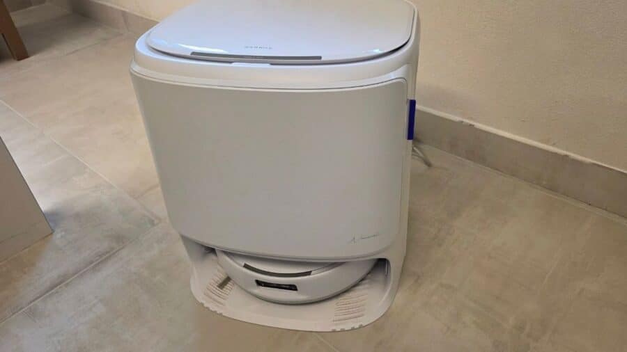 Narwal Freo Z10 Pro sulla base di ricarica vista di tre quarti, pavimento in gres chiaro