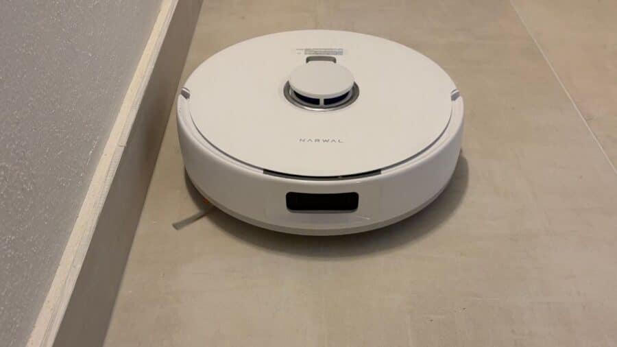 Vista dall'alto del Narwal Freo Z10 Pro con torretta LiDAR centrale, robot adiacente a parete bianca