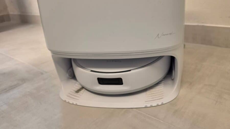 Narwal Freo Z10 Pro alloggiato nella base tutto-in-uno vista ravvicinata, firma Narwal visibile sulla stazione e sensore frontale del robot illuminato