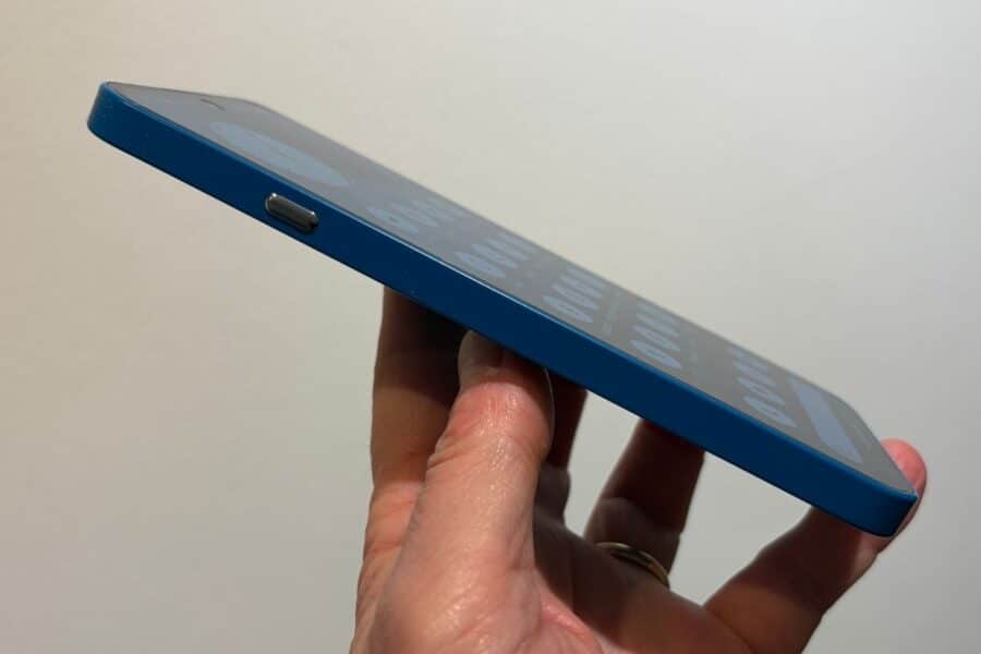 Nothing Phone 4A visto da lato