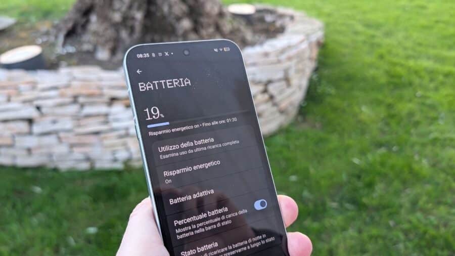 Schermata delle impostazioni batteria del Nothing Phone (4a) Pro con indicatore al 19%, modalità risparmio energetico attiva e opzione batteria adattiva abilitata
