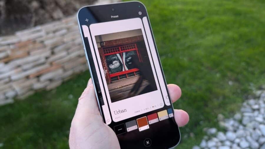 Interfaccia dell'app fotocamera del Nothing Phone (4a) Pro con il preset Urban attivo, palette colori e opzioni di personalizzazione visibili nella barra inferiore