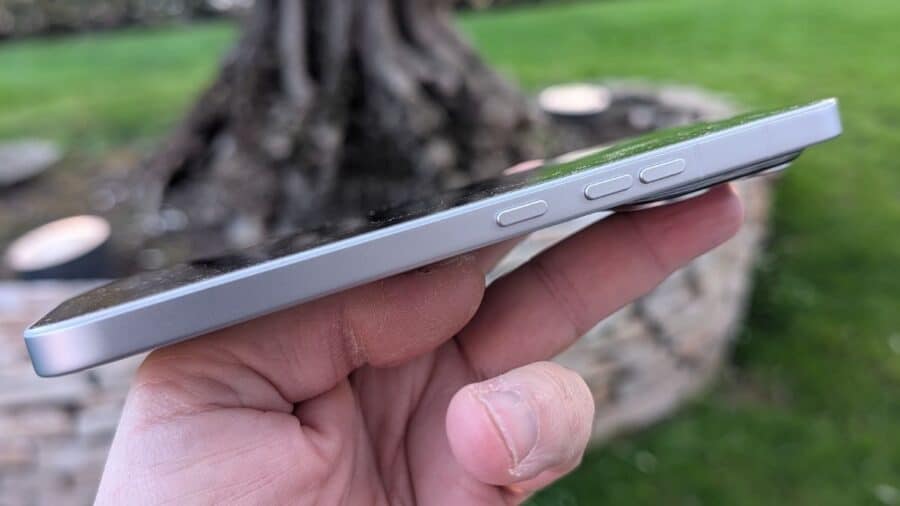 Profilo laterale destro del Nothing Phone (4a) Pro che mostra lo spessore ridotto e i tasti volume in alluminio aerospaziale