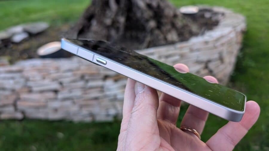 Profilo laterale sinistro del Nothing Phone (4a) Pro con l'Essential Key