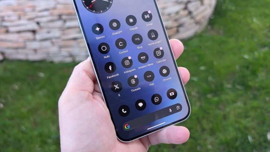 Schermata home del Nothing Phone (4a) Pro con Nothing OS 4.1, icone circolari in tema scuro e widget orologio analogico in alto