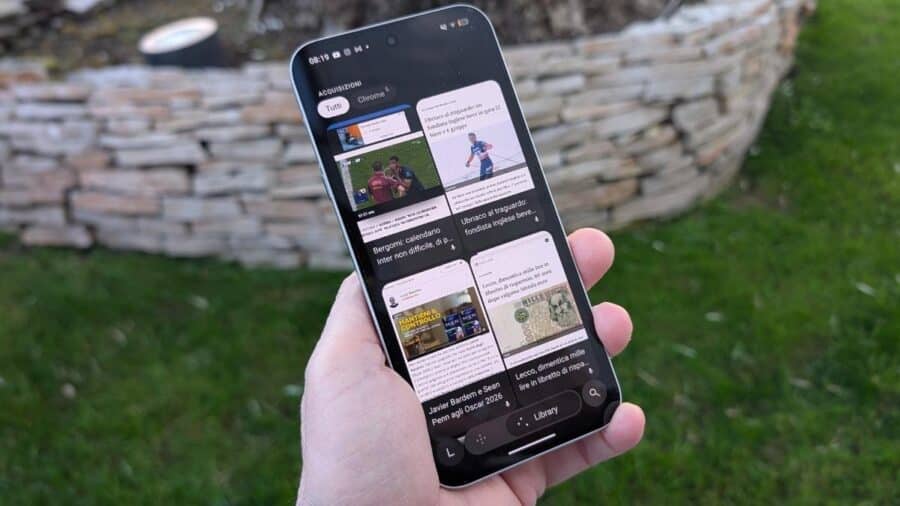 Schermo del Nothing Phone (4a) Pro che mostra l'Essential Space con contenuti acquisiti tra cui video e articoli web organizzati automaticamente