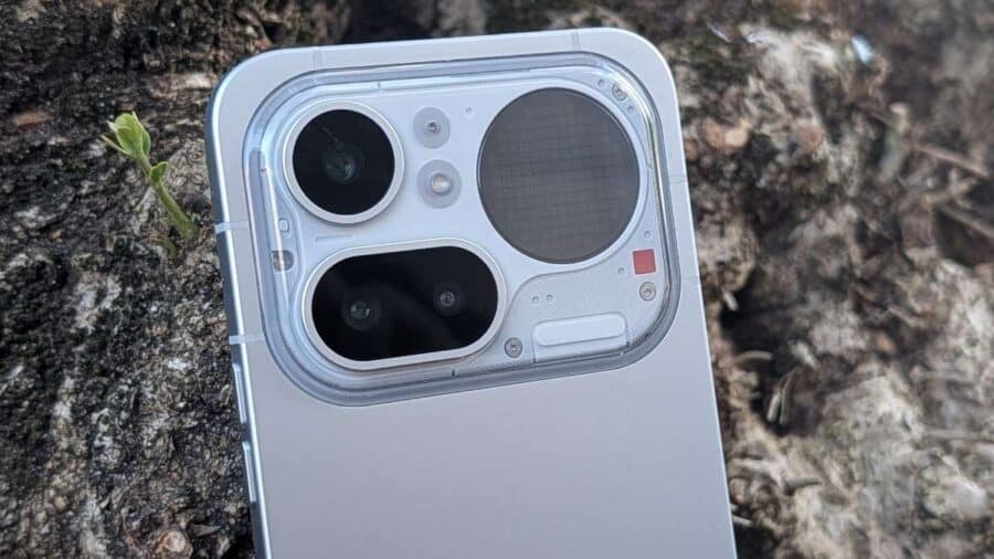 Primo piano del modulo fotocamera del Nothing Phone (4a) Pro con bumper trasparente, sensore principale Sony, teleobiettivo periscopico e Glyph Matrix spento