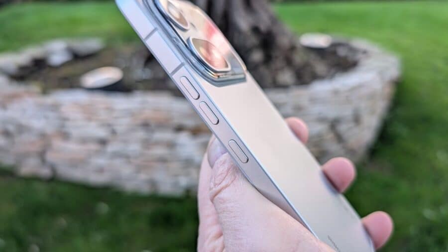 Profilo laterale sinistro del Nothing Phone (4a) Pro con tre tasti fisici in alluminio aerospaziale e riflesso del modulo fotocamera visibile in cima al frame