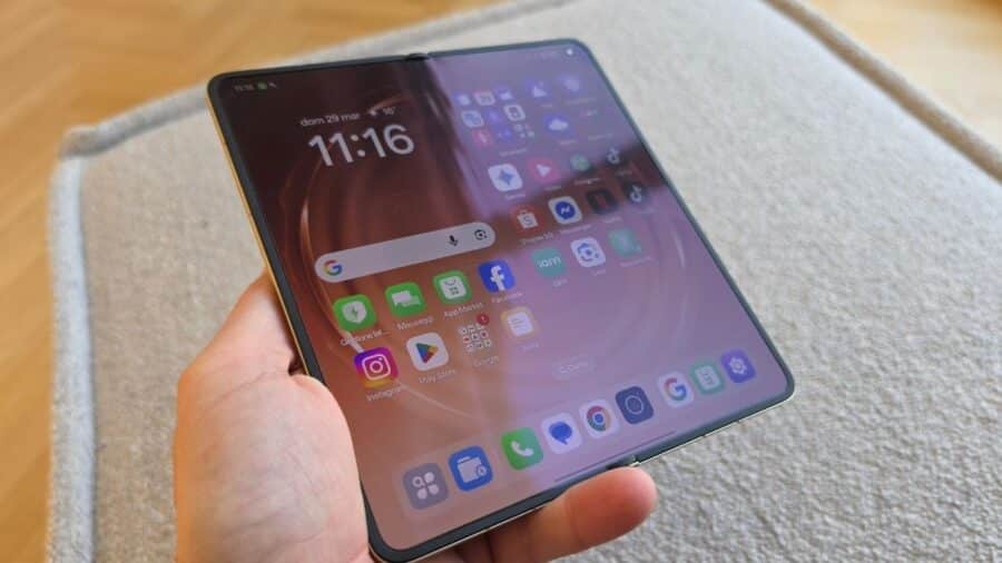OPPO Find N6 appoggiato su superficie con schermata home ColorOS 16 sul display interno aperto