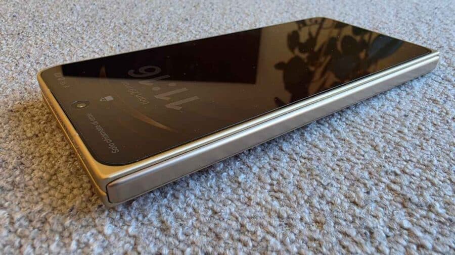 OPPO Find N6 display esterno chiuso appoggiato su superficie, frame in alluminio dorato visibile