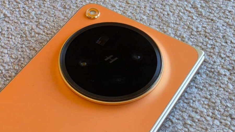 OPPO Find N6 Blossom Orange dettaglio modulo fotocamera Hasselblad circolare con logo H dorato