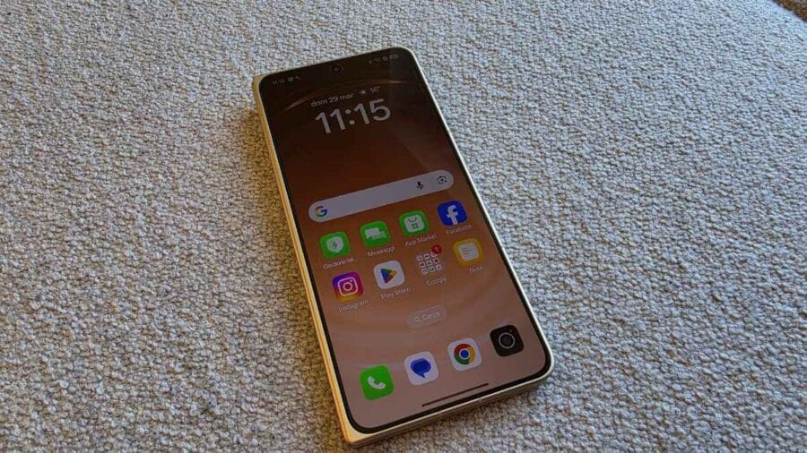 OPPO Find N6 display esterno acceso con schermata home ColorOS 16 nella colorazione oro chiaro