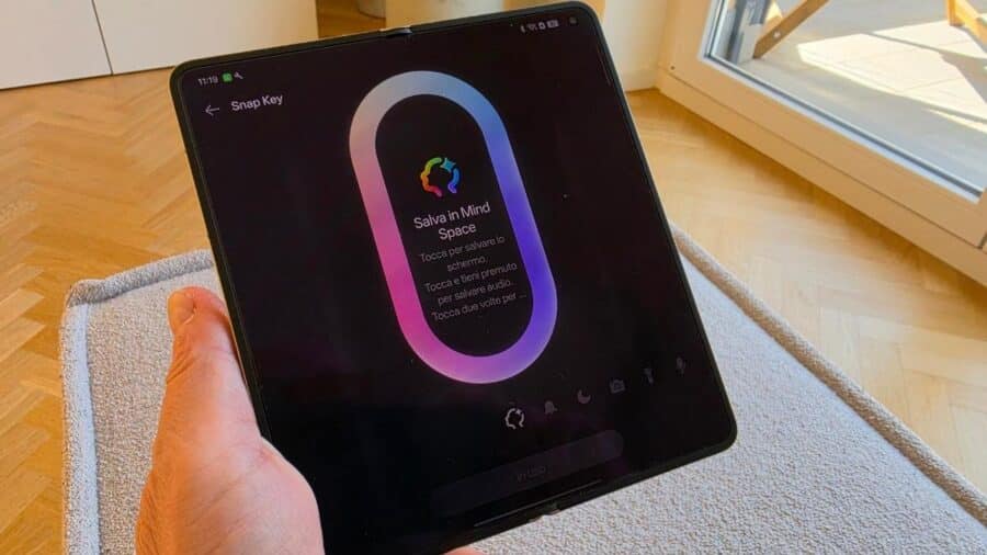 OPPO Find N6 aperto in mano con funzione Snap Key e Mind Space di OPPO AI sul display interno
