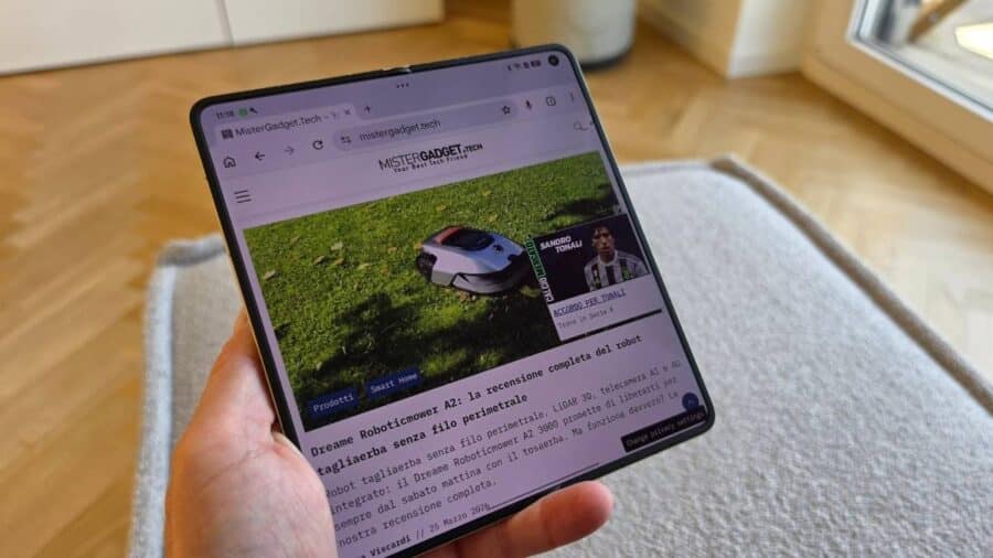 OPPO Find N6 aperto in mano con MisterGadget.tech aperto nel browser sul display interno da 8,12 pollici